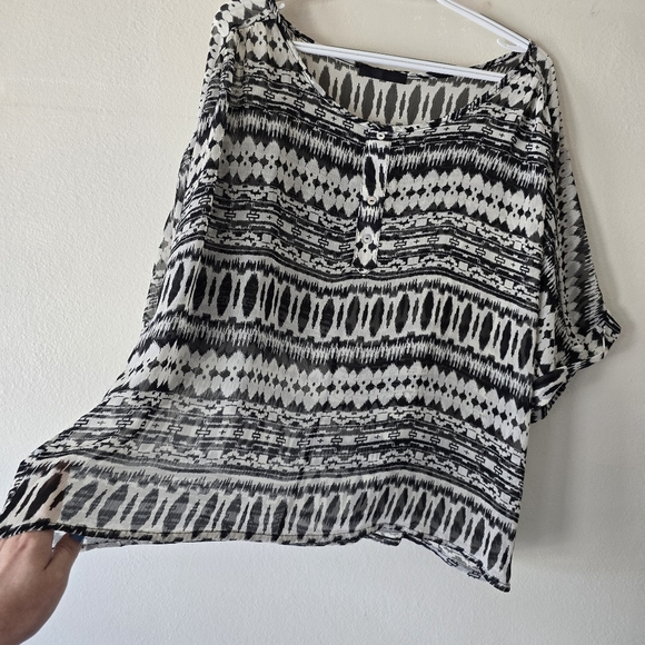 Black n White Sheer Crop Top Shortsleeve Cuffed Blouse Aztec Soop Neck LARGE - Picture 8 of 12